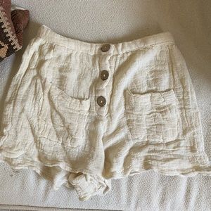 Jens pirate booty cream button shorts size SMALL